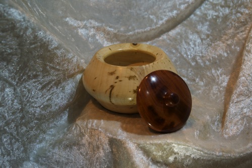 Bergahorn Deckel aus Kirsche Bergahorn Deckel aus Kirsche